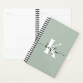 Moderne saliegroene script monogram planner (Display)