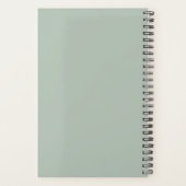 Moderne saliegroene script monogram planner (Achterkant)
