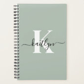 Moderne saliegroene script monogram planner (Voorkant)