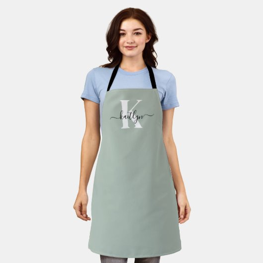 Moderne saliegroene script monogram schort (Gedragen)