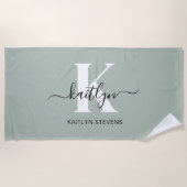 Moderne Saliegroene Script Monogram Strandlaken (Voorkant)