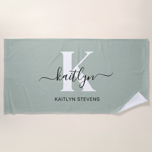 Moderne Saliegroene Script Monogram Strandlaken (Voorkant)