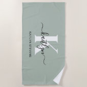 Moderne Saliegroene Script Monogram Strandlaken (Voorkant)