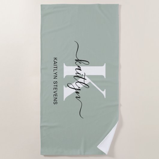 Moderne Saliegroene Script Monogram Strandlaken (Voorkant)