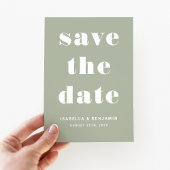 Moderne saliegroene typografie bruiloft save the date