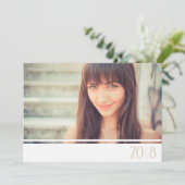 Moderne Sandy & White Class of Photo Invitations Kaart (Staand voorkant)