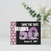 Moderne Save the Date Surprise 50e Paarse Zwart Aankondigingskaart (Staand voorkant)