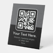 Moderne Scannbare QR-code | Zwart Grijs & Wit Reclamebord Met Voetstuk (Voorkant)