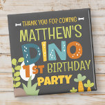 Moderne Schattigee Dino Dinosaur Kind Verjaardag D Magneet<br><div class="desc">Samengesteld uit leuke sans serif handgeschreven typografie; Schattigee T-REX dinosaurussen op de achtergrond Dit is ontworpen door Select Party Supplies,  exclusief voor Zazzle. Beschikbaar hier: http://www.zazzle.com/store/selectpartysupplies</div>