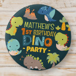 Moderne Schattigee Dino Dinosaur Kind's Verjaardag Ronde Button 5,7 Cm<br><div class="desc">Samengesteld uit leuke sans serif handgeschreven typografie; Schattigee T-REX dinosaurussen op de achtergrond Dit is ontworpen door Select Party Supplies,  exclusief voor Zazzle. Beschikbaar hier: http://www.zazzle.com/store/selectpartysupplies</div>