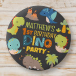 Moderne Schattigee Dino Dinosaur Kind's Verjaardag Ronde Button 5,7 Cm<br><div class="desc">Samengesteld uit leuke sans serif handgeschreven typografie; Schattigee T-REX dinosaurussen op de achtergrond Dit is ontworpen door Select Party Supplies,  exclusief voor Zazzle. Beschikbaar hier: http://www.zazzle.com/store/selectpartysupplies</div>