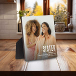 Moderne Schattigee SISTER-definitiefoto Fotoplaat<br><div class="desc">Laat een zus weten hoe speciaal ze voor jou is met deze moderne leuke SISTER Photo Plaque. Upload eenvoudig een favoriete foto van u en uw zus en pas de tekst aan om deze uniek en persoonlijk voor u te maken.</div>