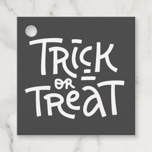 Moderne Schattigee Typografie Trick or treat Hallo Bedankjes Labels (Voorkant)