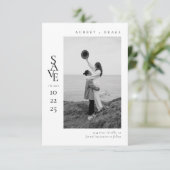 Moderne Schoon Zwart en Wit Foto Bruiloft Save The Date (Staand voorkant)