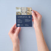 Moderne Schoonmaakdiensten Navy Blauwe QR Zakelijk Flyer (Hand)