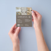 Moderne Schoonmaakdiensten Taupe QR Zakelijk Flyer (Hand)