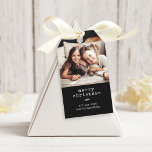 Moderne schrijfmachine | Holiday Photo Black Gingh Cadeaulabel<br><div class="desc">Deze eenvoudige en stijlvolle cadeautjes voor zwarte feestdagen zeggen "vrolijke kerstmis" in typetekst,  met een trendy botanische tak en je favoriete persoonlijke foto. De achtergrond is versierd met een zwart-wit gingham patroon.</div>