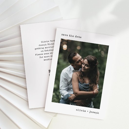 moderne schrijfmachine | Zwart-wit en QR-code Save The Date