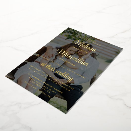 Moderne script 2 foto's zwart met online RSVP goud Folie Uitnodiging (Gedraaid)