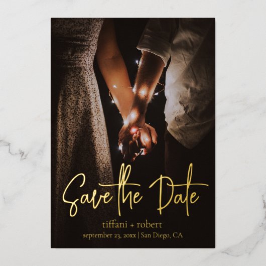 Moderne script aangepaste foto save the date echte folie uitnodiging (Voorkant)