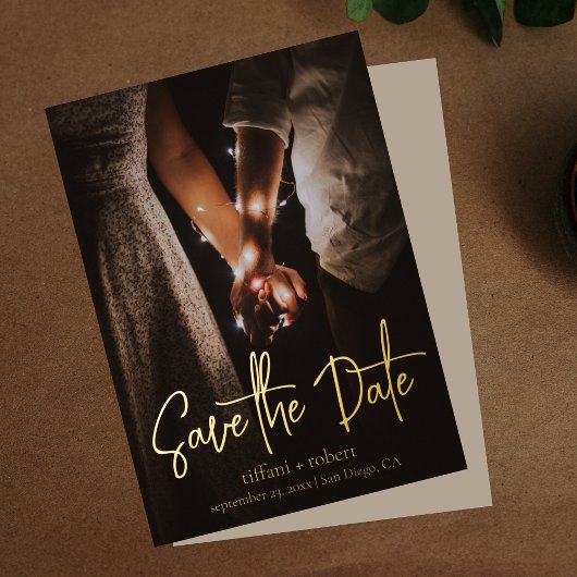 Moderne script aangepaste foto save the date echte folie uitnodiging