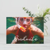 Moderne Script Afstudeerfoto Afstudeeruitnodiging Kaart (Staand voorkant)