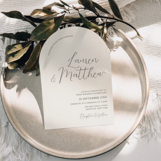 Moderne Script Arch Ecru bruiloft uitnodiging