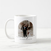Moderne Script Arch Foto Mrs Bride Gift Koffiemok (Links)
