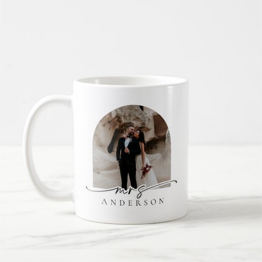 Moderne Script Arch Foto Mrs Bride Gift Koffiemok (Links)