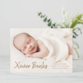 Moderne Script Baby Foto Geboorte Aankondiging (Staand voorkant)