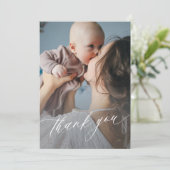 Moderne script baby shower foto bedankkaart (Staand voorkant)