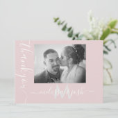 Moderne Script Bedankt Bruidspaarfoto Roze Kaart (Staand voorkant)