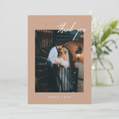 Moderne Script Beige & Witte Trouwfoto Bedankkaart (Staand voorkant)