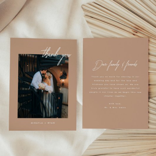 Moderne Script Beige & Witte Trouwfoto Bedankkaart