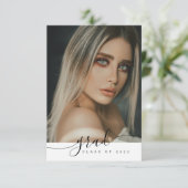 Moderne Script Black and White Graduparty Kaart (Staand voorkant)