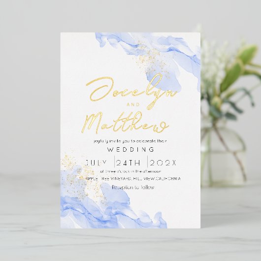 Moderne Script  blauw marmeren waterverf bruiloft  Folie Uitnodiging (Staand Voorkant)