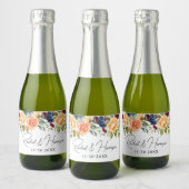 Moderne script bloemige monogram bruiloft sparkling wijnetiket (Flessen)