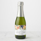 Moderne script bloemige monogram bruiloft sparkling wijnetiket (Voorkant)