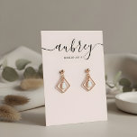 Moderne Script Blush Pink Earring Display Visitekaartje<br><div class="desc">Moderne scriptkalligrafie.</div>
