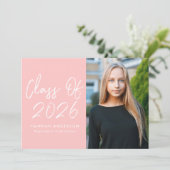Moderne Script Blush Pink Photo Graduparty Kaart (Staand voorkant)