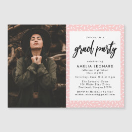 Moderne Script Blush Pink Photo Graduparty Magnetische Uitnodiging