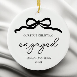 Moderne Script Boog Eerste Kerst Verloving Foto Keramisch Ornament
