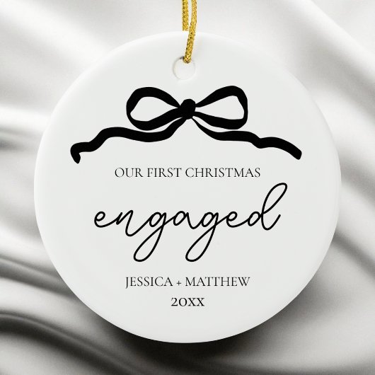 Moderne Script Boog Eerste Kerst Verloving Foto Keramisch Ornament