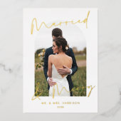 Moderne Script Boog Foto Getrouwd Blij Folie Feestdagenkaart (Voorkant)