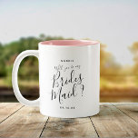 Moderne Script Brides Maid Vraag Aangepaste naam Tweekleurige Koffiemok<br><div class="desc">Schattige gepersonaliseerd "Word jij mijn bruidsmeisje? mok,  perfect cadeau om je beste te vragen om deel uit te maken van je huwelijksfeest. Het handgeschreven scriptontwerp gemengd met moderne typografie kan worden aangepast met een naam en datum.</div>