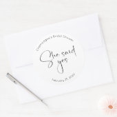 Moderne Script Bruidsbruiloft Ze Heeft Ja Gezegd Ronde Sticker (Envelop)