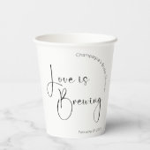 Moderne Script Bruiloft Love is Brewing Papieren Bekers (Achterkant)