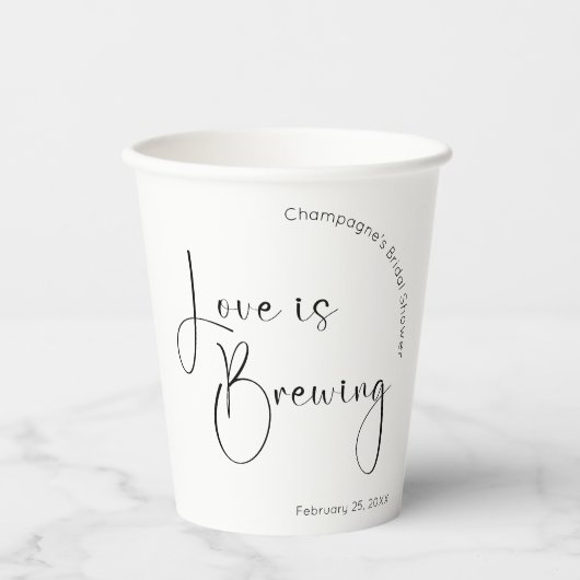 Moderne Script Bruiloft Love is Brewing Papieren Bekers (Voorkant)