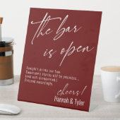 Moderne Script Burgundy De Bar Is Open Reclamebord Met Voetstuk (Insitu)