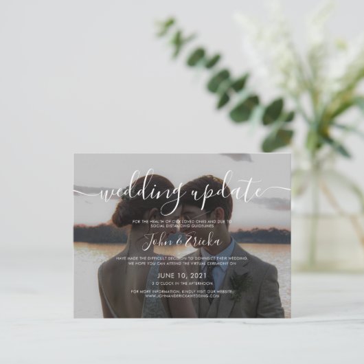 Moderne Script Calligrafie Foto Huwelijksupdate Uitnodiging Briefkaart (Staand voorkant)